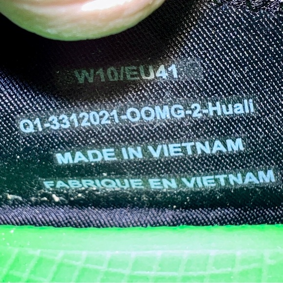 OOFOS OOmg eeZee Low Women’s Slip On Recovery Sneakers Size 10 Black White - Picture 9 of 9